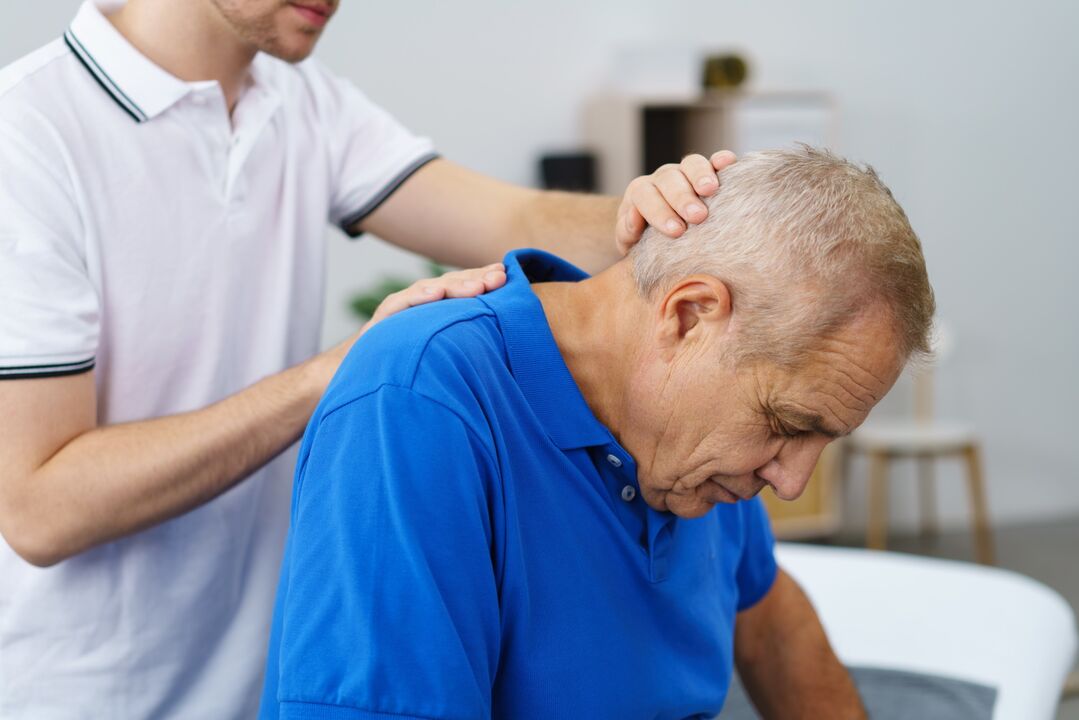 Gymnastique thérapeutique sous la supervision d'un instructeur pour l'ostéochondrose cervicale